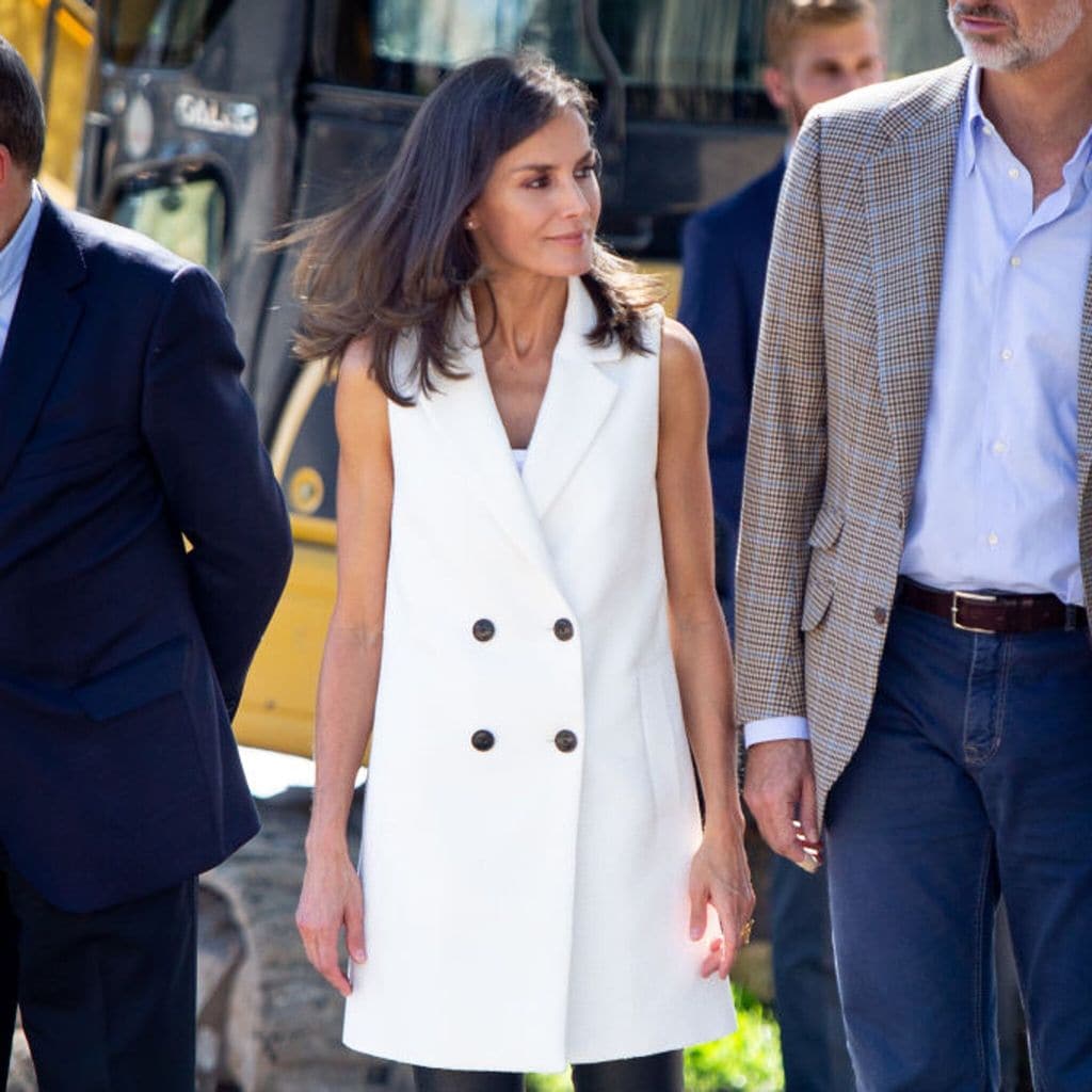 La reina Letizia de España con mocasines negros y blazer dress