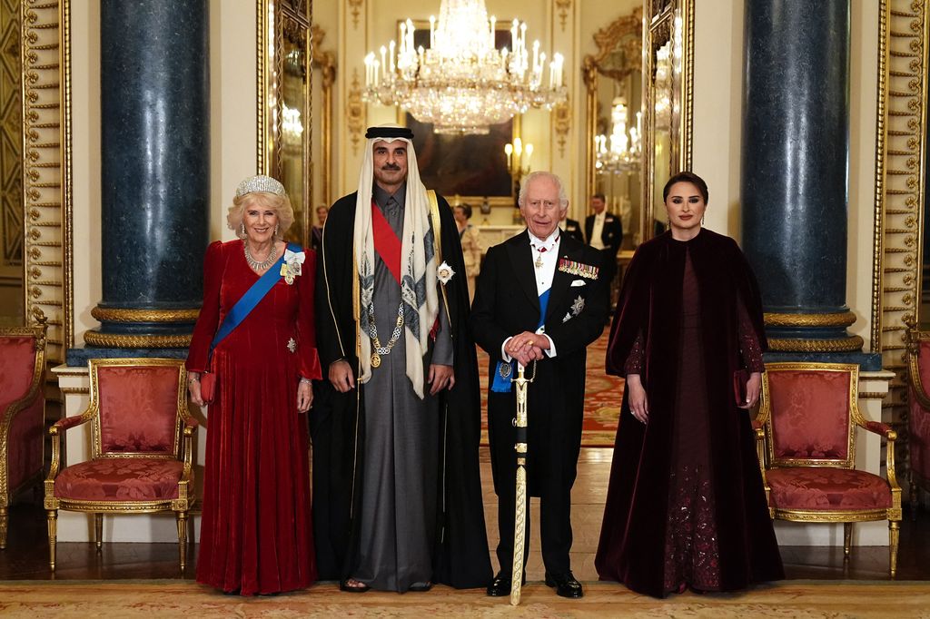 La Reina Camila de Inglaterra, el Emir de Qatar Tamim bin Hamad al-Thani, el Rey Carlos III de Inglaterra y la Jequesa Sheikha Jawaher bin Hamad Al Thani, en el Banquete de Estado en el palacio de Buckingham en Londres 