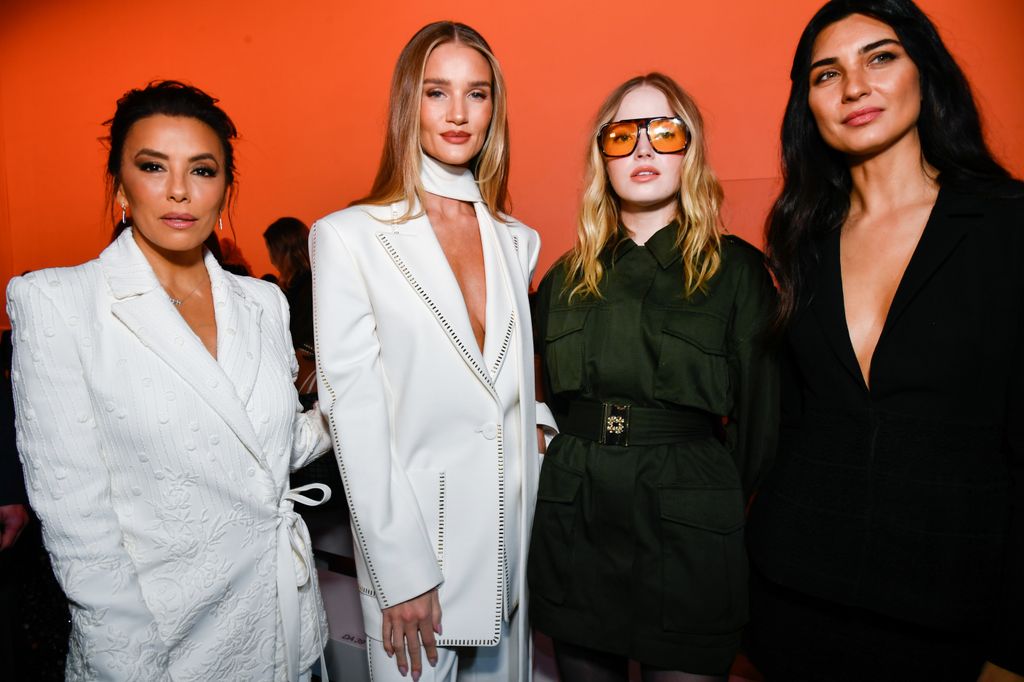 Eva Longoria, Rosie Huntington Whiteley, y Ellie Bambe en la primera fila del desfile. 