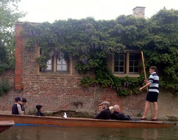 David y Victoria revolucionaron el río Cam al disfrutar, como unos turistas más, de un paseo en barco con sus cuatro hijos
