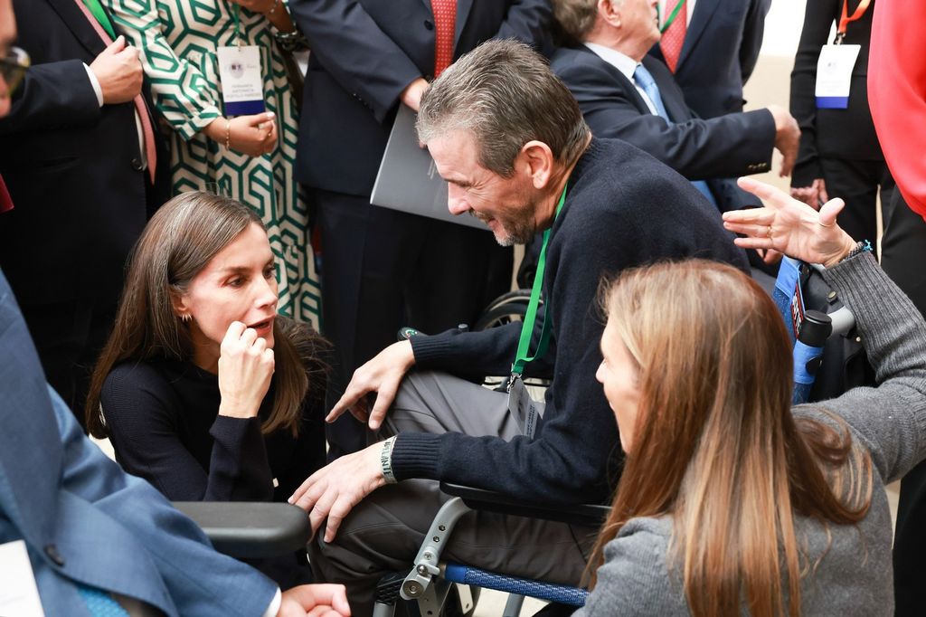 La reina Letizia le entrega un premio a Juan Carlos Unzué 