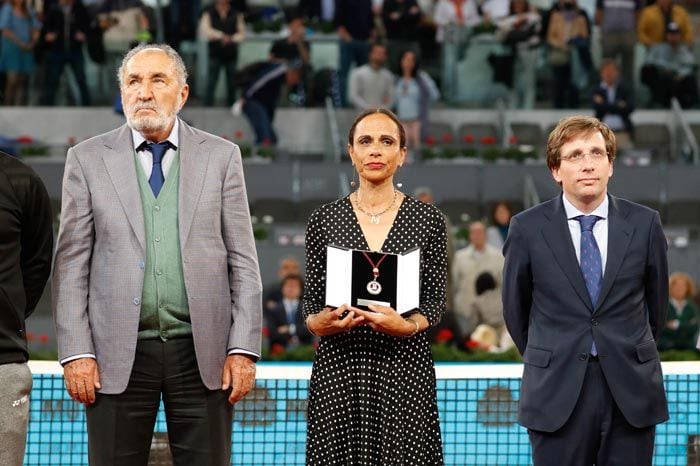 Claudia Rodríguez recibe el título de Hijo Predilecto de Madrid para Manolo Santana