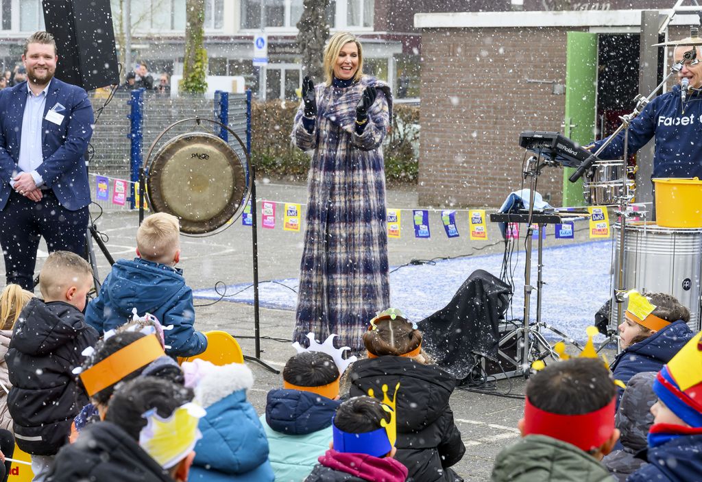 La reina Máxima disfrutó cada momento en su visita escolar bajo la nieve y bajas temperaturas