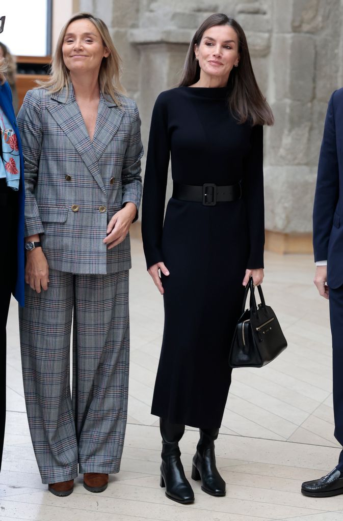 La reina Letizia con look negro