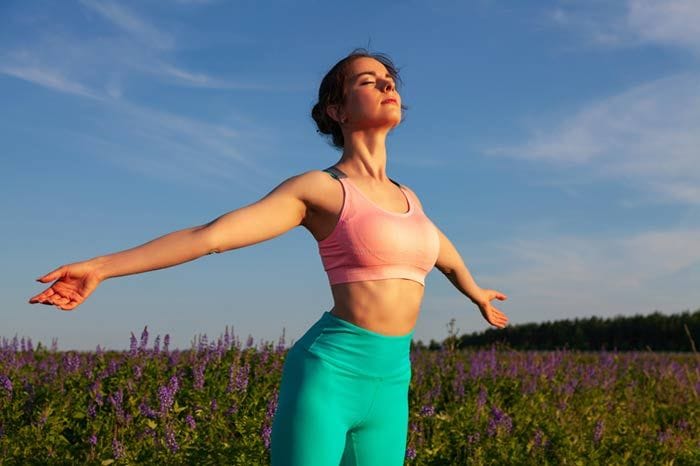 mujer deportista respirando al aire libre