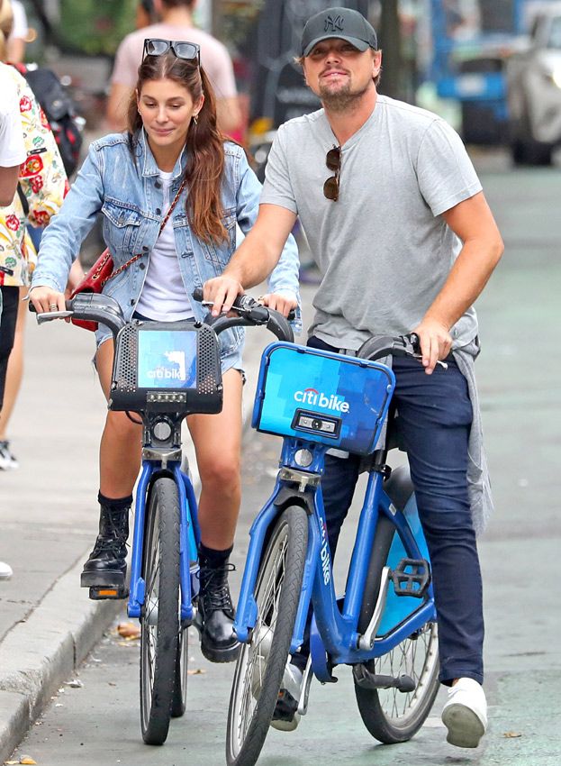 Leonardo DiCaprio y Camila Morrone en bicicleta