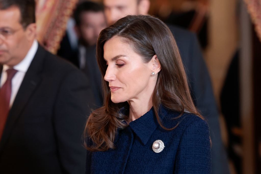 La reina Letizia modifica un broche de perlas histórico y estrena un conjunto clásico de tweed 'navy'