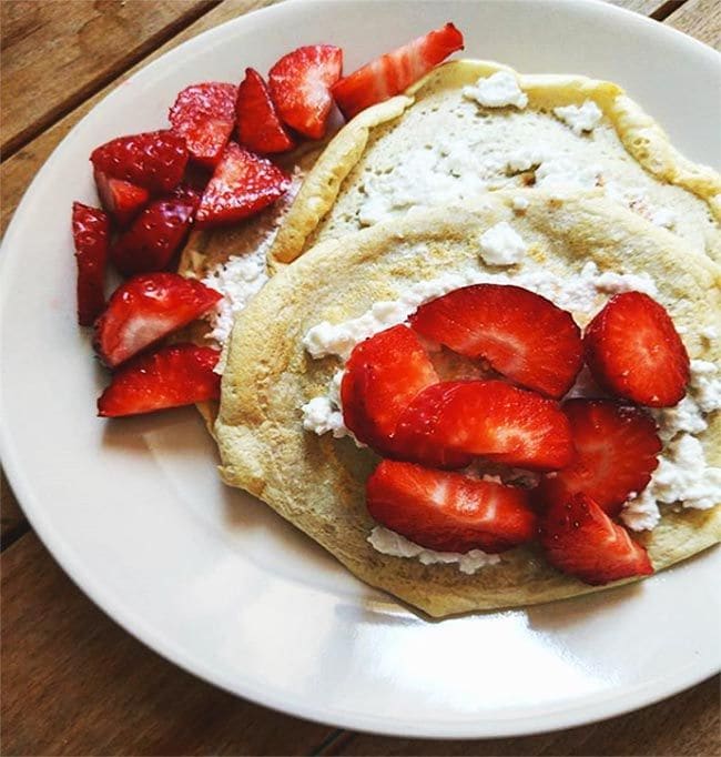 TORTITAS DE AVENA Y HUEVO, REQUESÓN Y FRESAS