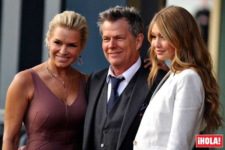 Yolanda Foster, madre de Gigi Hadid, junto a su hija y a su marido David Foster, del que acaba de anunciar que se separa
