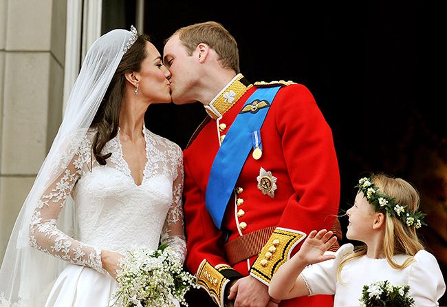 En 2011, los recién casados saludaron a la nación desde el balcón del Palacio de Buckingham y compartieron su primer beso en público como marido y mujer
