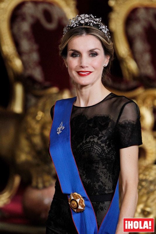 En su primera cena como Reyes de España don Felipe y doña Letizia recibieron a la Presidenta de Chile y la soberana llevó la diadema floral, la misma con la que había acudido a su última cena de gala como Princesa de Asturias
