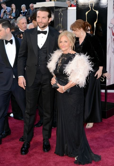 Bradley Cooper ha pisado varias veces la red carpet del brazo de su madre, Gloria Cooper. En la imagen en la edición de los Premios Oscar de 2013.
