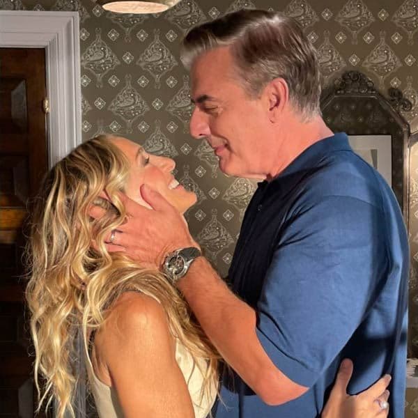 Sarah Jessica Parker y Chris Noth posan abrazados