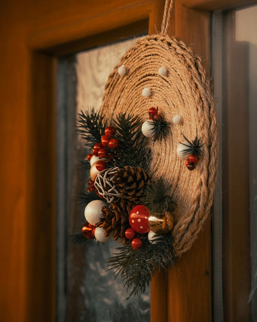 Corona de Navidad con elementos naturales 