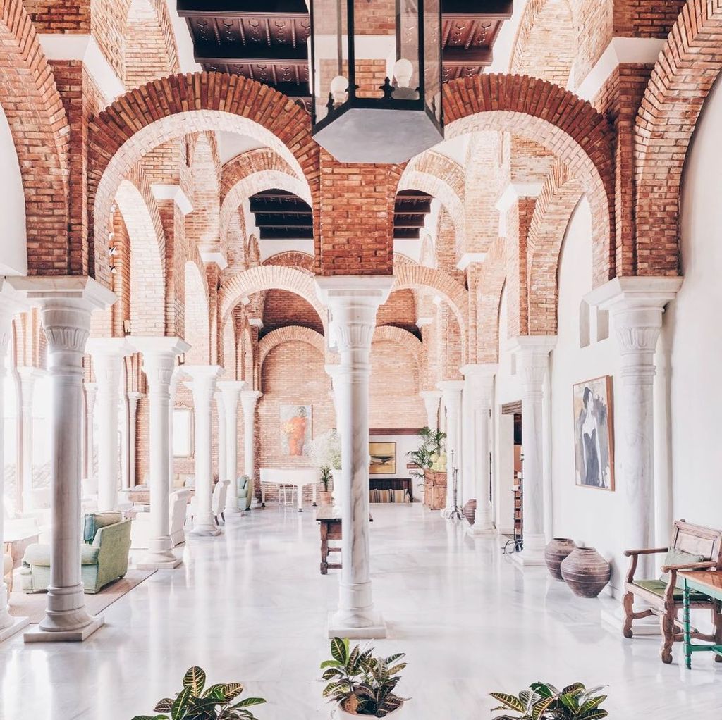 El impresionante hall del hotel trae a la memoria uno de los tesoros artísticos de Andalucía: la Mezquita de Córdoba