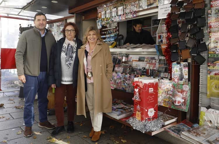 Juan Pablo Orelle, director de Operaciones del Grupo HOLA, Teresa Araujo, presidenta de La Asociación de Vendedores de Prensa de Madrid y la delegada de Economía, Innovación y Hacienda, Engracia Hidalgo