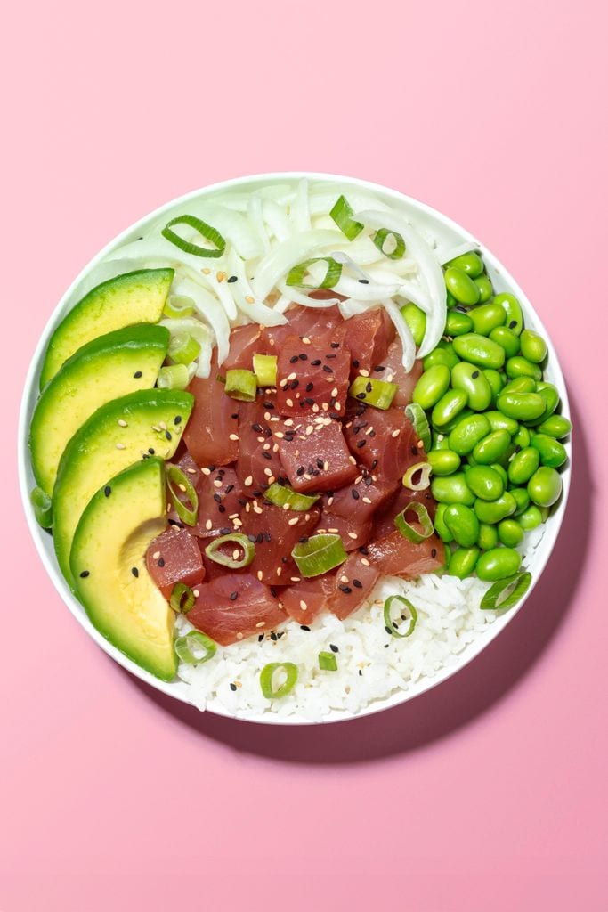 Por lo general, en un poke bowl no faltan ni el pescado, ni el arroz.