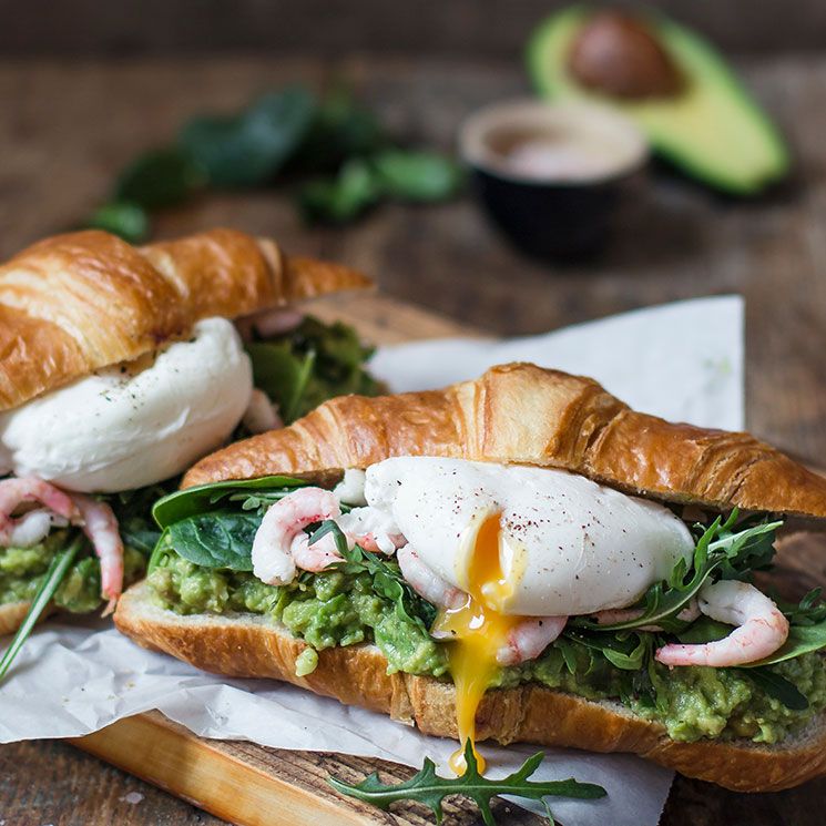 croissant de aguacate gambas y huevo poche