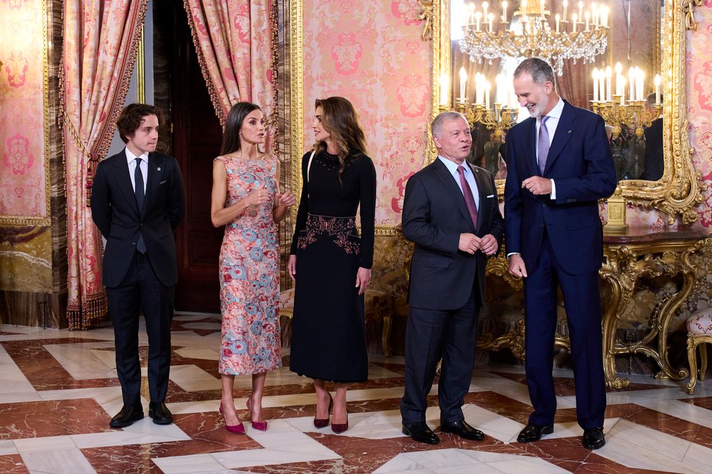 In 2023, the Kings of Jordan were at the Royal Palace of Madrid and asked Don Felipe and Doña Letizia to 'return their visit'. Also in the image is the youngest son of the Hashemite monarchs, Prince Hashem, who participated for the first time in his parents' international agenda.