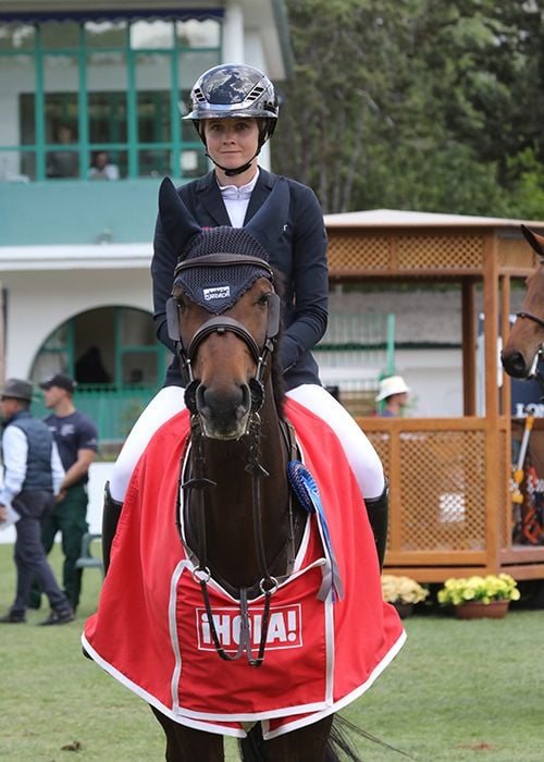 Sophie Hinners ganadora del Trofeo ¡Hola! junto a "Kanturo"