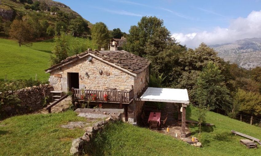 Antiguas cabañas pasiegas rehabiltadas artesanalmente para convertirlas en cómodos alojamientos rurales en medio del valle.