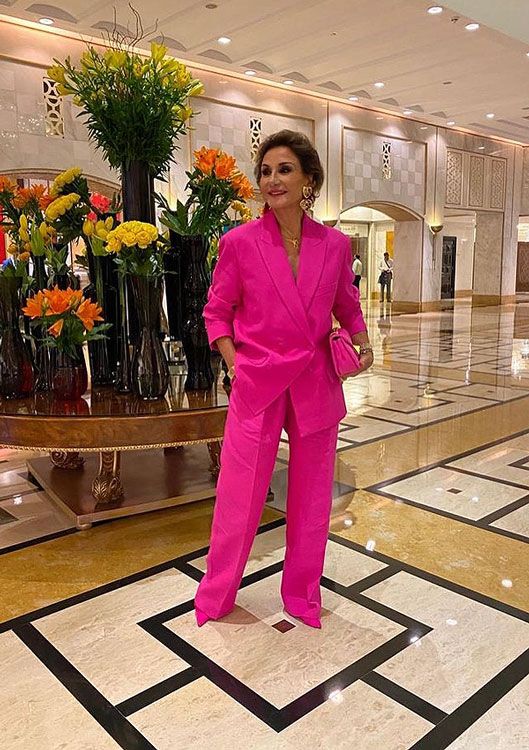 Naty Abascal con un traje rosa 