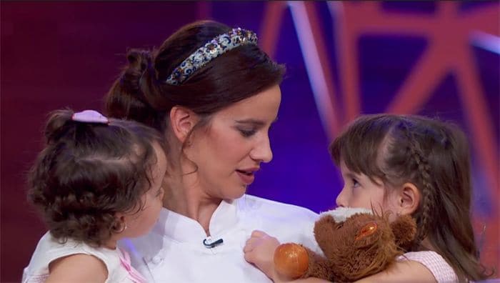 Laura Londoño con sus dos niñas en el plató del talent