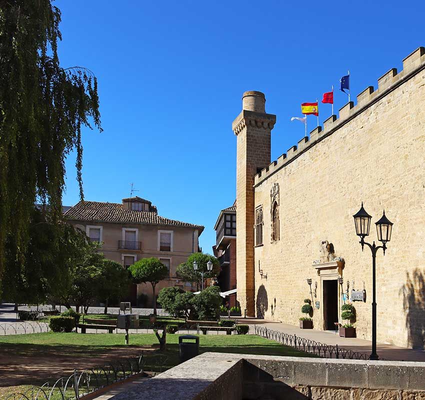 Palacio Viejo de Olite, actual Parador de Turismo, en la plaza de los Teobaldos