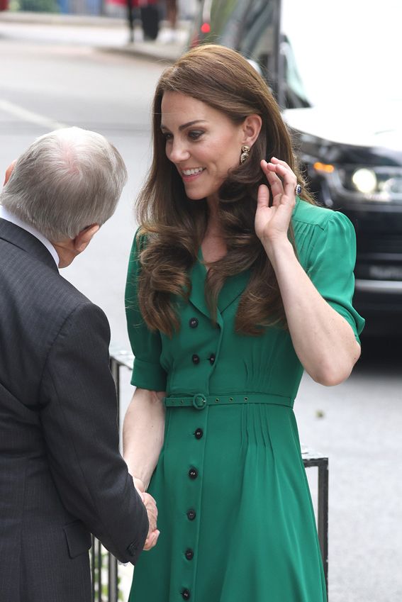 Kate Middleton conjunta su nuevo vestido verde con pendientes de Accesorize