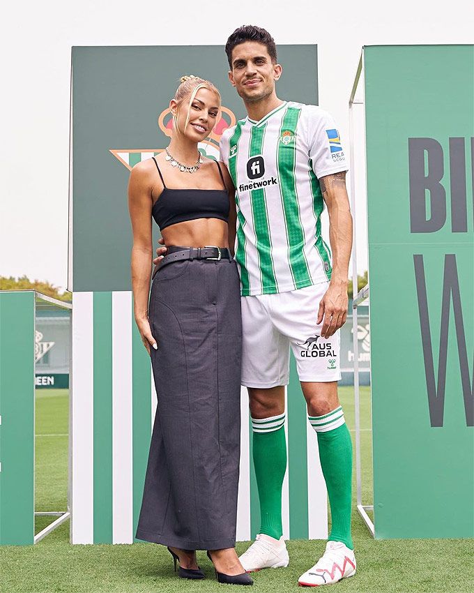 Mar Cartra y Jessica Goicoechea posan juntos durante la presentación de él como nuevo jugador del Real Betis