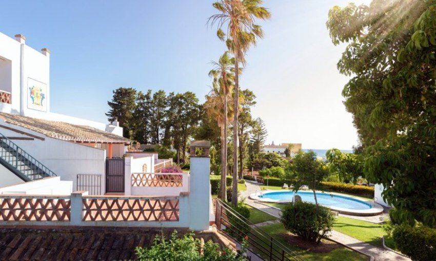 Desde los frondosos jardines de la finca es fácil escuchar el sonido del mar.