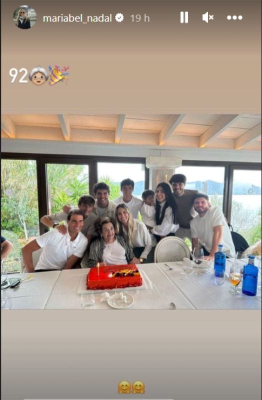 Rafa Nadal y sus primos celebrando el cumpleaños de su abuela