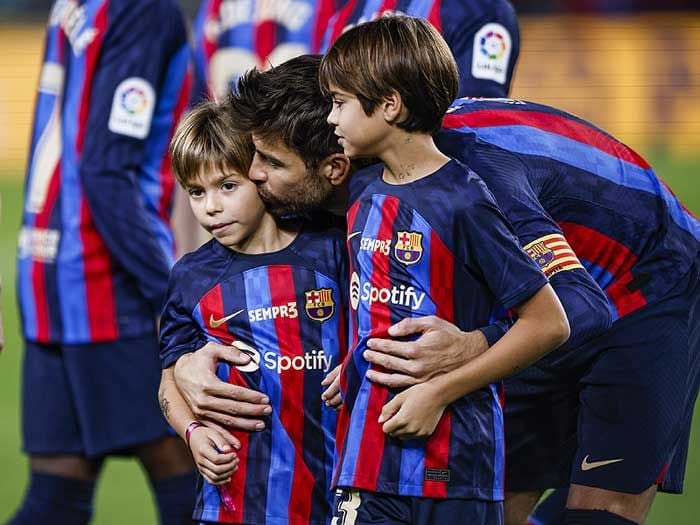 Piqué, con sus hijos