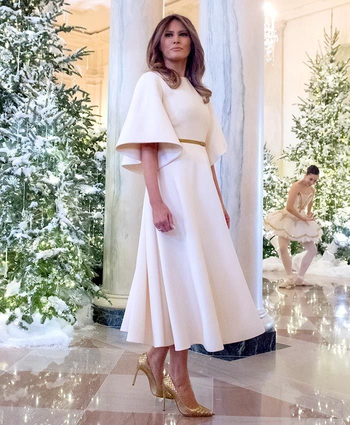 Melania Trump vestido blanco zapatos dorados