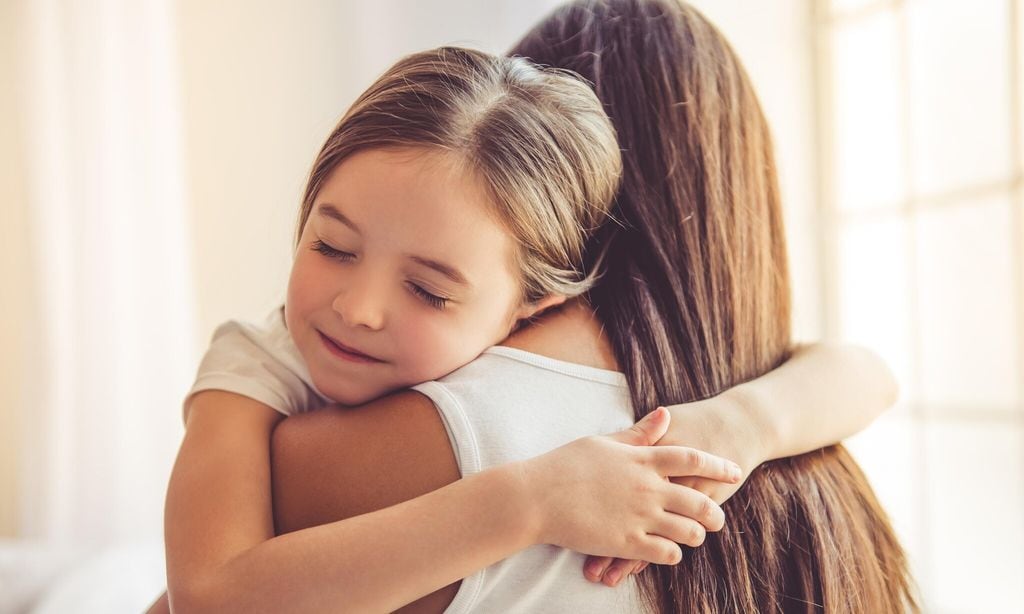 ni a abrazada a su madre con amor