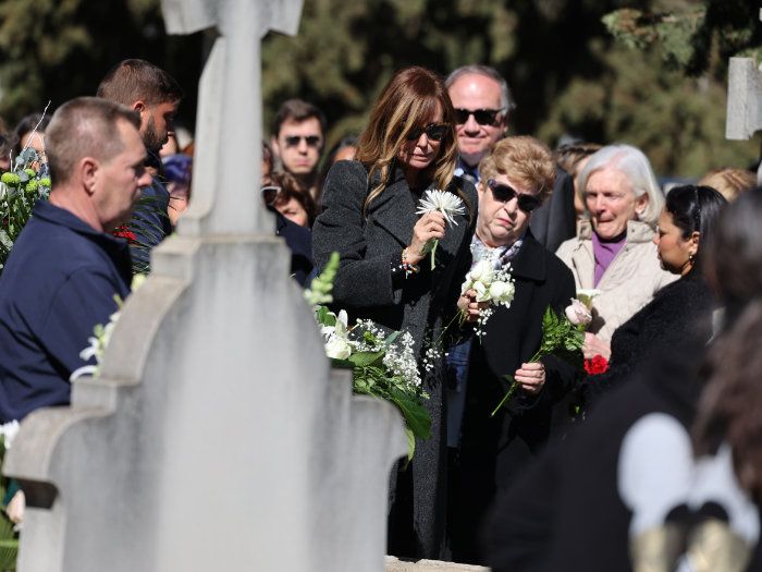 Lara Dibildos llora en el entierro de su madre 