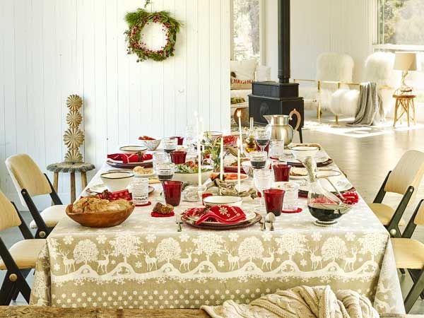 Como en casa, al contemplar esta mesa de Zara Home (zarahome.com) recuerdo ese anuncio de la tele donde la familia volvía a casa por Navidad. Cálida y acogedora, no hay mejor bienvenida.
