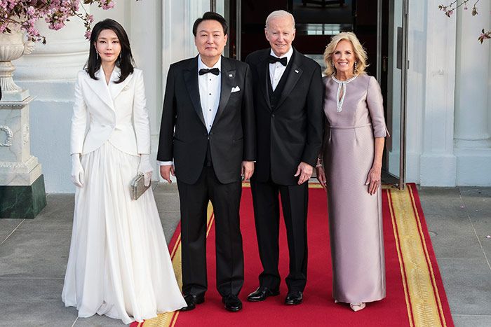 El presidente de Estados Unidos Joe Biden, y su esposa, Jill Biden, con el presidente de Corea del Sur, Yoon Suk-Yeol y su esposa, Kim Keon-Hee