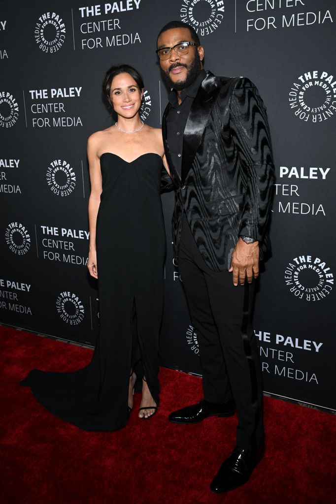 Meghan Markle, la duquesa de Sussex, posando conTyler Perry en The Paley Gala Honoring Tyler Perry en el Beverly Wilshire en Los Ángeles, California. 