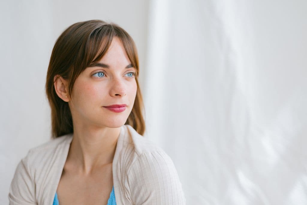 mujer con los ojos azules pensativa