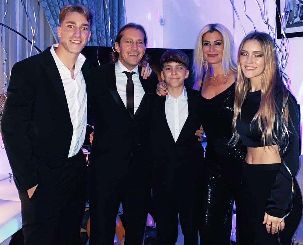 Plano medio de Míchel Salgado y Malula Sanz con sus tres hijos