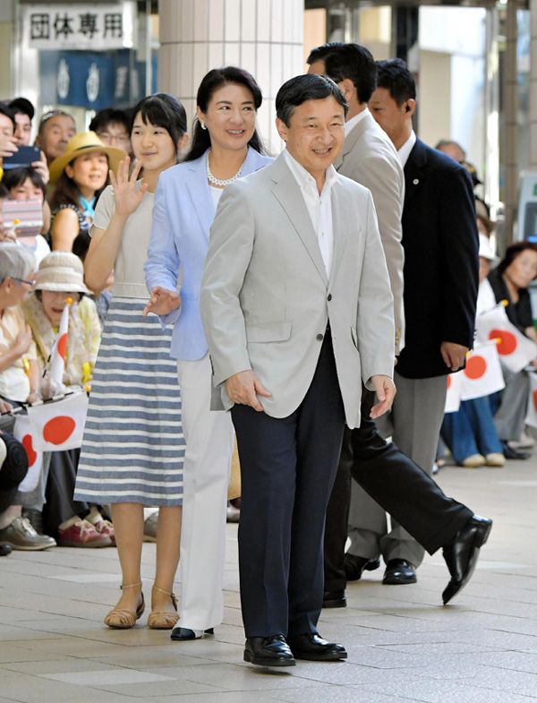 Los entusiastas admiradores de la Familia Imperial esperaban la llegada a la estación de Shimoda del Príncipe heredero, de su esposa y de su hija, que saludaban su asueto con la mejor de las sonrisas y la mirada en el horizonte, un ojo en el monte Fuji y el océano Pacífico y otro en los destinos del Imperio de los próximos años
