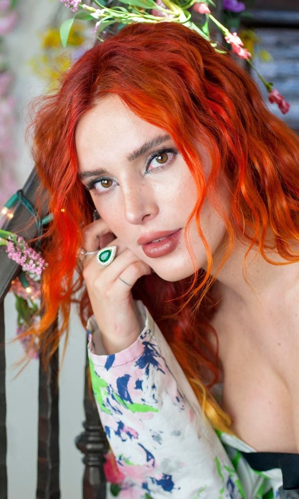 Bella Thorne posa para HOLA! USA