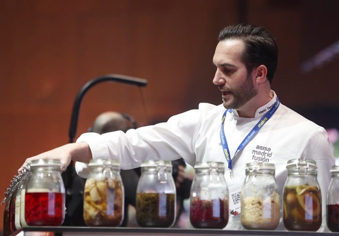 El chef Mario Sandoval, al frente del restaurante 'Coque' (Humanes, Madrid. Dos estrellas Michelin) abrió la primera jornada de 'Madrid Fusión 2017' con una ponencia centrada en los fermentados.
