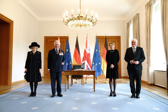 El presidente alemán y la primera dama recibiendo a Carlos de Inglaterra y Camilla