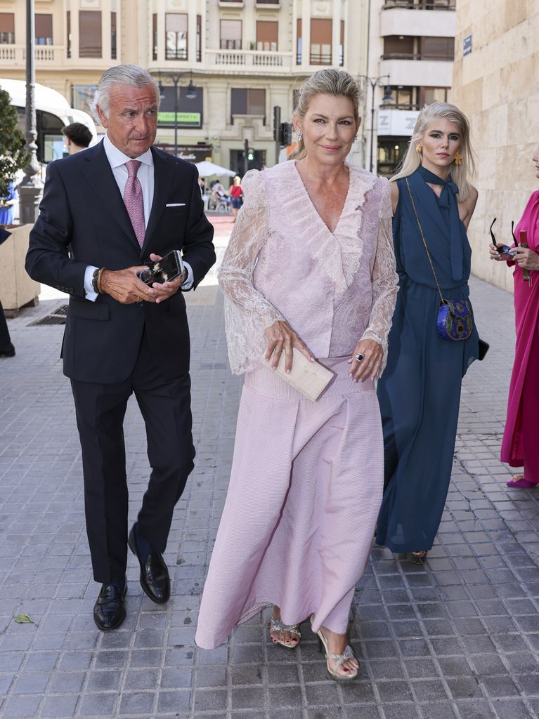 Patricia Rato, con su marido Javier Moro y su hija Isabella, en la boda