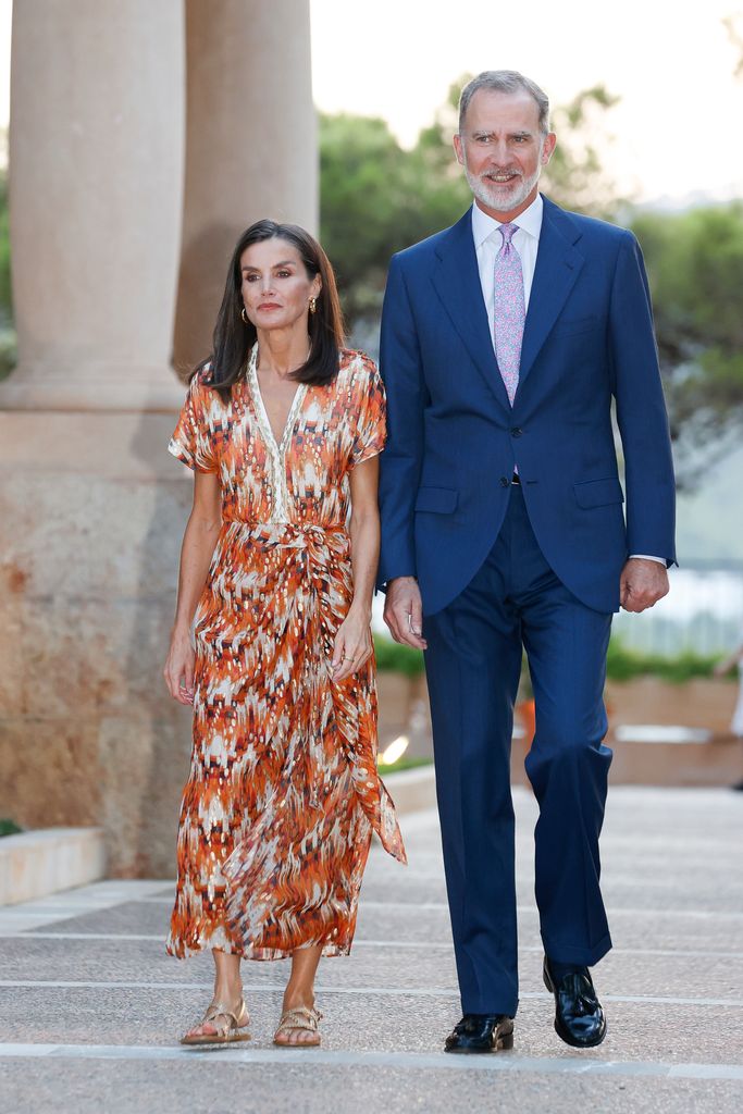 La reina Letizia en Palma de Mallorca con vestido estampado de Maksu