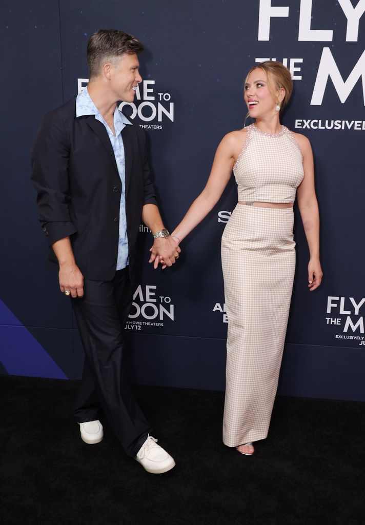 Scarlett Johansson y Colin Jost en el estreno de 'Fly Me To The Moon' en el AMC Lincoln Square Theater de Nueva York el 8 de julio de 2024