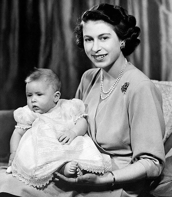 Carlos de Inglaterra con su madre, Isabel II 