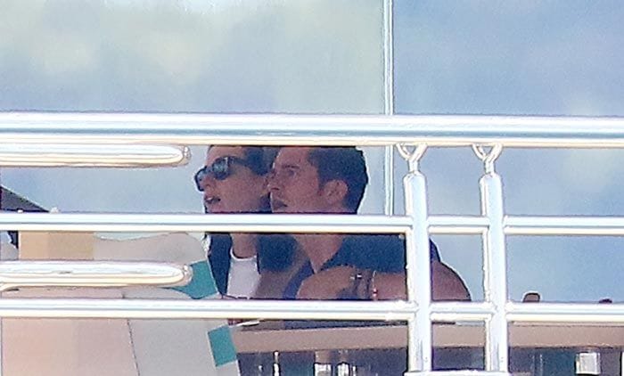 Orlando Bloom y Katy Perry muy cariñosos en la cubierta de un yate en aguas de la Costa Azul francesa
